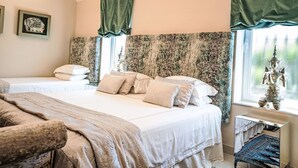 A bedroom with two beds, a window with a view, a small table, and a chair. - In der Nähe des Strandes, beheiztes Schwimmbad, Spielraum, Spielzimmer, etc by Interhome (Marbella)
