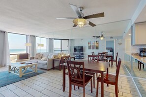 Dining - 11th Floor Condo, On-site restaurant, Multiple pools, hot tub, w/ splash pad (Destin)