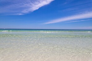 Beach nearby - Bright beach condo with water views & private balcony - pool, gym & beach (Destin)