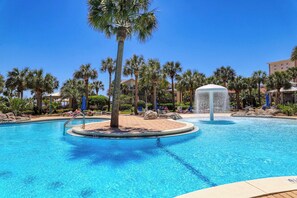 Pool - Bright beach condo with water views & private balcony - pool, gym & beach (Destin)