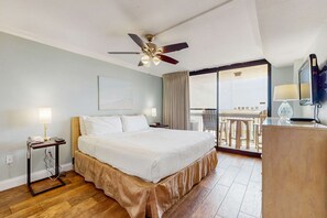 1 bedroom, iron/ironing board, Internet, bed sheets - Inviting condo w/splash pad, multiple pools, and on-site bar (Destin)