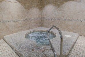 Spa - Inviting condo w/splash pad, multiple pools, and on-site bar (Destin)