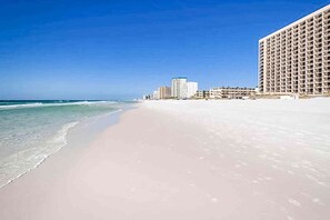 On the beach - Inviting condo w/splash pad, multiple pools, and on-site bar (Destin)