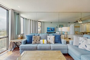 TV, DVD player, offices - Inviting condo w/splash pad, multiple pools, and on-site bar (Destin)