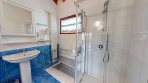Shower, hair dryer, bidet, towels - La Rocca Di Manerba relaxing pool By Bookinggarda (Manerba del Garda)