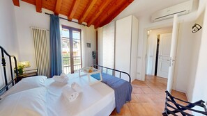 1 habitación, tabla de planchar con plancha, wifi gratis y ropa de cama 