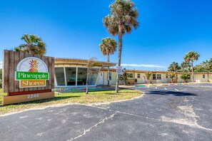 Unclassified image, 3 of 14, button - Pineapple #8 Shores Retro Inn (Daytona Beach)