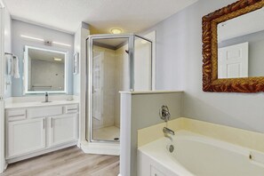 Shower, hair dryer, towels - Second Floor Oceanfront Condo with Shared Pools, Ocean View, and Washer/Dryer (Fort Walton Beach)