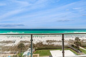 On the beach - Superb Gulf front condo with pool, pool spa & fitness center access (Destin)