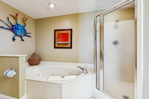 Shower, towels - Superb Gulf front condo with pool, pool spa & fitness center access (Destin)