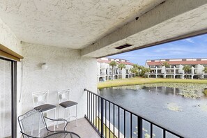 Property grounds - Cozy coastal condo with shared pool, golf nearby and beach access (Panama City Beach)