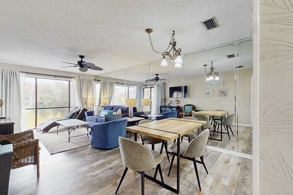 Interior - Cozy coastal condo with shared pool, golf nearby and beach access (Panama City Beach)