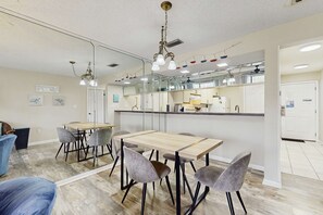 Dining - Cozy coastal condo with shared pool, golf nearby and beach access (Panama City Beach)