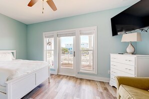 4 bedrooms, WiFi, bed sheets - Spacious Gulf-View Home with Large Decks, Private W&D and Steps Away From Beach (Navarre)