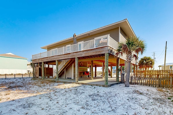 Property grounds - Spacious Gulf-View Home with Large Decks, Private W&D and Steps Away From Beach (Navarre)