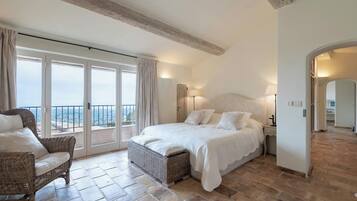 5 chambres, coffres-forts dans les chambres, fer et planche à repasser