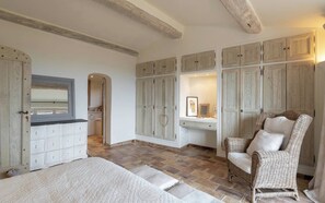 5 bedrooms, in-room safe, iron/ironing board, free WiFi