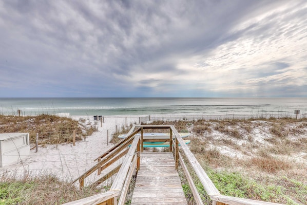 On the beach - 3rd Floor Condo Amenities, Beach Access, Beach Equipment Included (Destin)