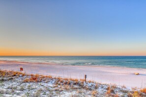 On the beach - 3rd Floor Condo Amenities, Beach Access, Beach Equipment Included (Destin)