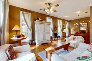 TV, DVD player, offices - Coastal haven near the beach off scenic 30A with two pools & porch- dog-friendly (Santa Rosa Beach)