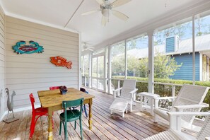 Outdoor dining - Coastal haven near the beach off scenic 30A with two pools & porch- dog-friendly (Santa Rosa Beach)