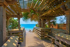 Property grounds - Coastal haven near the beach off scenic 30A with two pools & porch- dog-friendly (Santa Rosa Beach)