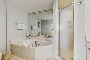 Shower, hair dryer, towels - High rise beach condo w/ water views & swimming pool - close to local sights (Destin)