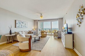 TV, DVD player, offices - High rise beach condo w/ water views & swimming pool - close to local sights (Destin)