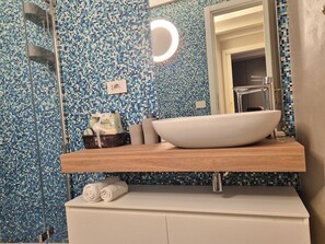 Dusche, Haartrockner, Bidet, Handtücher
