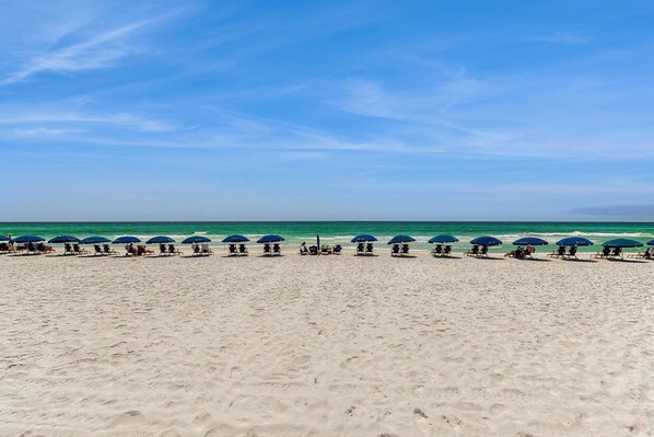On the beach - Gorgeous, Open Ground Floor Condo Gulf Front w/ Large Patio. Beach Access (Destin)