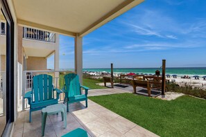 Terrace/patio - Gorgeous, Open Ground Floor Condo Gulf Front w/ Large Patio. Beach Access (Destin)