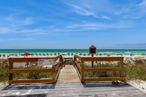 On the beach - Gorgeous, Open Ground Floor Condo Gulf Front w/ Large Patio. Beach Access (Destin)
