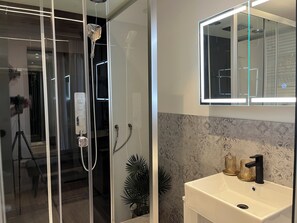 Dusche, Haartrockner, Handtücher, Seife