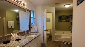 A bathroom with a sink, mirror, and a bathtub. - Private home near the beach with washer and dryer and free Wifi (Navarre)