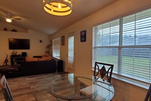 TV, offices - Private home near the beach with washer and dryer and free Wifi (Navarre)