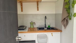A compact kitchen with a wooden countertop, a sink, a kettle, and a small oven. - Dome with Private Jacuzzi in Villa de Leyva - Nature & Relaxation (Boyacá)