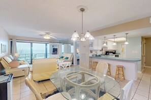 Dining - Lovely Condo for Six on Beach with Community Pool - Snowbirds Welcome (Panama City Beach)