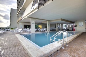 Pool - Lovely Condo for Six on Beach with Community Pool - Snowbirds Welcome (Panama City Beach)