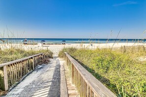 Beach nearby - Sixth-floor condo with rooftop pool, Hot tub, high-speed WiFi & washer/dryer (Panama City Beach)