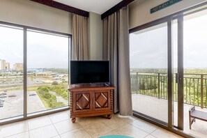 Interior - Sixth-floor condo with rooftop pool, Hot tub, high-speed WiFi & washer/dryer (Panama City Beach)