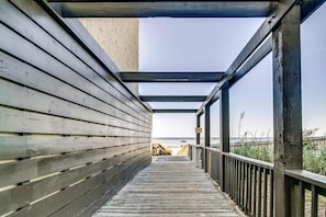 Terrace/patio - Sixth-floor condo with rooftop pool, Hot tub, high-speed WiFi & washer/dryer (Panama City Beach)