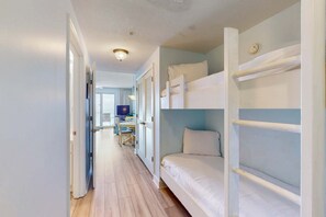1 bedroom, Internet, bed sheets - Gorgeous condo with private balcony, shared pool & beach access (Panama City)
