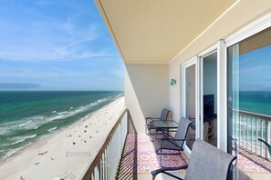 Property grounds - Gorgeous condo with private balcony, shared pool & beach access (Panama City)