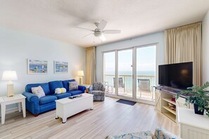 TV, stereo, offices - Gorgeous condo with private balcony, shared pool & beach access (Panama City)
