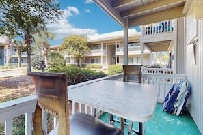 Outdoor dining - Cute ground floor condo with shared pool, access to shuffleboard and tennis (Santa Rosa Beach)