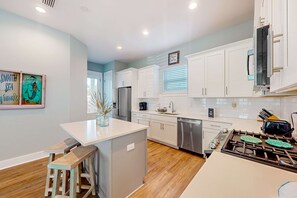 Fridge, microwave, oven, stovetop - Dog-friendly home on Signal Hill Golf Course with balcony - close to the beach (Panama City Beach)