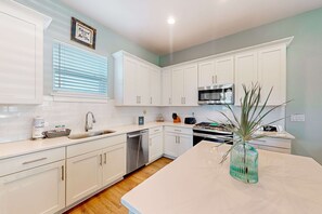 Fridge, microwave, oven, stovetop - Dog-friendly home on Signal Hill Golf Course with balcony - close to the beach (Panama City Beach)