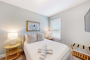 3 bedrooms, iron/ironing board, WiFi, bed sheets - Dog-friendly home on Signal Hill Golf Course with balcony - close to the beach (Panama City Beach)