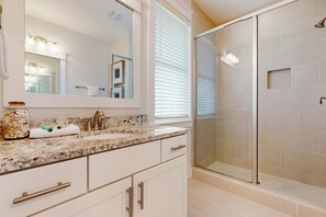 Shower, hair dryer, towels - Brand-new house on Powell Lake near beach & 30A with pool, W&D, & gym (Inlet Beach)