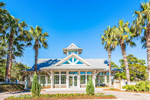 Brand-new house on Powell Lake near beach & 30A with pool, W&D, & gym